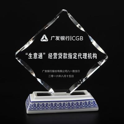 老师与单位领导退休纪念品推荐 优质陶瓷加水晶奖牌定制厂家指南